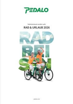 Pedalo Katalog 2026 zeigt Paar in orangen Shirts mit Helmen auf grünen E-Bikes, die mit erhobenen Armen vor weißem Hintergrund jubeln.