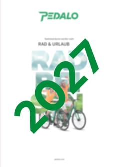 Cover des Pedalo Katalogs 2027 für Rad & Urlaub mit grünem Pedalo-Logo, Jahreszahl 2027 und unscharfen Radfahrern im Hintergrund.