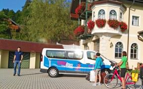 Gepäckfahrer von Eurobike holt das Gepäck bei einem Hotel ab