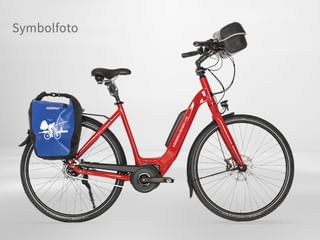 Rotes Elektrofahrrad mit Tiefeinsteiger-Rahmen, ausgestattet mit blauer Packtasche, schwarzer Lenkertasche, Gepäckträger und Schutzblechen.