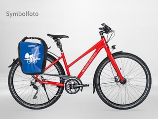 Rotes Damen-Tourenrad mit Tiefeinstieg, 30-Gang-Schaltung, Scheibenbremsen, Schutzblechen und blauer wasserdichter Packtasche am Gepäckträger.
