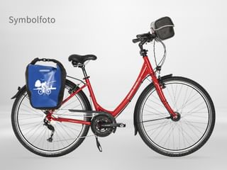Rotes Tourenrad mit Tiefeinsteiger-Rahmen und 27-Gang-Schaltung, ausgestattet mit blauer Packtasche, Lenkertasche, Schutzblechen und Gepäckträger.