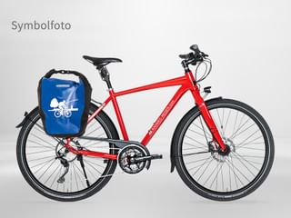 Rotes Tourenfahrrad mit 30-Gang-Schaltung, Scheibenbremsen, schwarzen Schutzblechen und blauen wasserdichten Taschen am Gepäckträger.