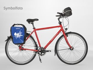 Rotes Tourenrad mit 8-Gang-Schaltung, ausgestattet mit blauer Fahrradtasche, schwarzer Lenkertasche und Gepäckträger auf weißem Hintergrund.