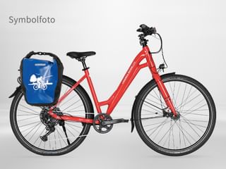 Rotes Tiefeinsteiger-Reiserad mit 10-Gang-Schaltung, Scheibenbremsen, schwarzem Sattel und blauer wasserdichter Packtasche am Gepäckträger.