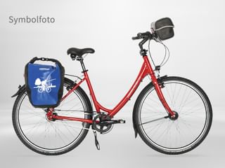 Rotes Tiefeinsteiger-Fahrrad mit 8-Gang-Schaltung, blauer Packtasche mit Radfahrer-Symbol, schwarzer Lenkertasche, Schutzblechen und Gepäckträger.
