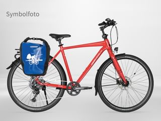 Rotes Herren-Tourenrad mit 10-Gang-Schaltung, Scheibenbremsen, Gepäckträger, Schutzblechen und blauer wasserdichter Packtasche auf weißem Hintergrund.