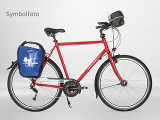 Rotes Herren-Tourenrad mit 27-Gang-Schaltung, blauer Packtasche am Gepäckträger, schwarzer Lenkertasche und Seitenständer vor weißem Hintergrund.