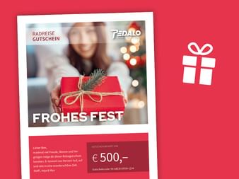 Frau hält rotes Weihnachtsgeschenk mit Tannenzweig und Schnur. Reisegutschein zeigt 'FROHES FEST' Text und €500 Wert von Pedalo.