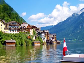 Blick auf Hallstatt mit Bergpanorama