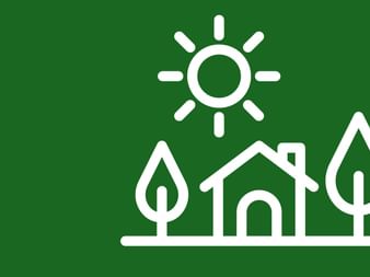 Weiße Strichzeichnung auf grünem Hintergrund zeigt ein Haus mit Schornstein zwischen zwei Bäumen und einer Sonne darüber.