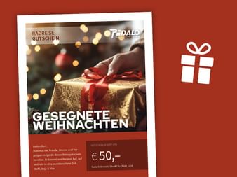 Pedalo Weihnachts-Gutschein mit verpacktem Geschenk mit roter Schleife, Weihnachtslichtern und Text 'Gesegnete Weihnachten' im Wert von €50.