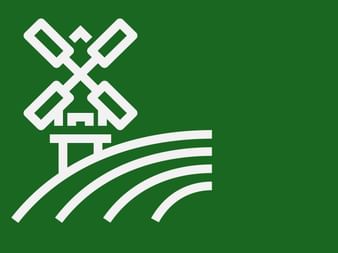 Stilisierte weiße Windmühle mit vier Flügeln und geschwungenen Feldlinien darunter, als einfaches Symbol auf grünem Hintergrund.