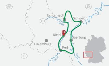 Karte mit grüner Radroute durch das Saarland, die Nittel, Perl und Saarburg entlang der Flüsse Sauer und Mosel verbindet.