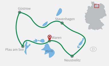 Karte mit grüner Radroute, die Güstrow, Stavenhagen, Waren, Neustrelitz und Plau am See rund um die Müritz verbindet.