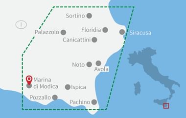 Regionalkarte von Südost-Sizilien mit grauen Punkten. Avola ist mit roter Markierung hervorgehoben. Grüne gestrichelte Linie umrahmt die Region.