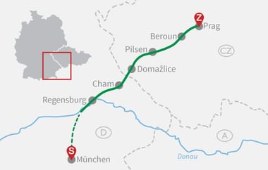 Karte mit Radroute von München nach Prag über Regensburg, Cham, Domažlice, Pilsen und Beroun. Grüne Linie markiert Hauptroute, blaue Linie zeigt Donau.