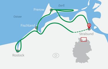 Karte mit Radroute entlang der deutschen Ostseeküste von Rostock über Prerow, Darß und Fischland nach Stralsund, grün markiert.