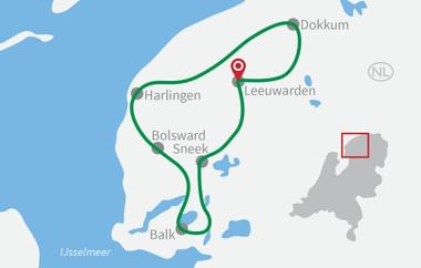 Karte mit grüner Radroute durch Friesland mit Orten Dokkum, Harlingen, Leeuwarden, Bolsward, Sneek und Balk entlang der IJsselmeerküste.