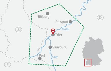 Übersichtskarte mit grün gestrichelter Grenze markiertem Radweg-Gebiet. Städte Bitburg, Piesport, Trier, Saarburg und Perl eingezeichnet. Mosel und Saar in Blau.