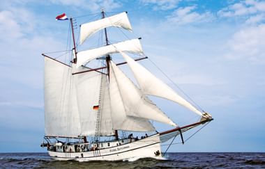 Die Flying Dutchman mit gesetzten Segeln (Bild: Zeitreisen)