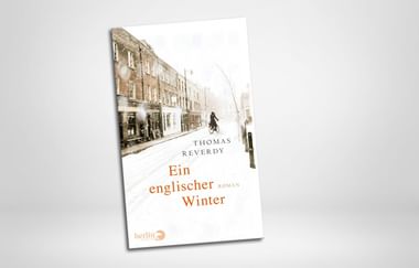 Buchcover zeigt eine verschneite englische Straße mit Backsteinhäusern. Eine einsame Figur geht durch den Schnee. Titel 'Ein englischer Winter' von Thomas Reverdy.