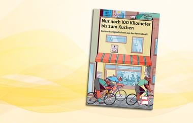 Buchcover zeigt zwei Radfahrer mit beladenen Rädern vor einem Café mit gestreifter Markise. Titel lautet 'Nur noch 100 Kilometer bis zum Kuchen'.