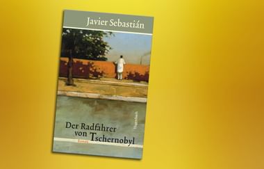Buchcover zeigt Person in Weiß an oranger Wand bei Pool. Titel: Der Radfahrer von Tschernobyl von Javier Sebastián auf gelbem Hintergrund.