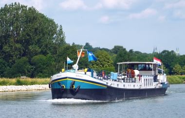 Die 42 Meter lange und 6 Meter breite MS Allure in Fahrt (Bild: SE-Tours)