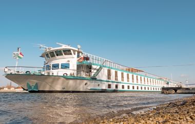 Die 110 Meter lange und 11,2 Meter breite MS Prinzessin Katharina vor Anker (Bild: SE-Tours)