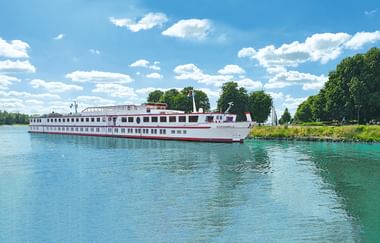 Die 91 Meter lange und 10 Meter breite MS Normandie vor Anker (Bild: SE-Tours)