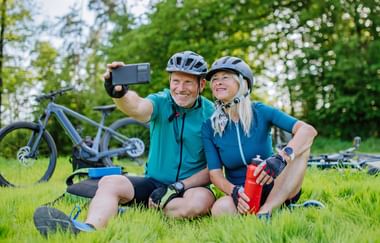 Mühelos ans Ziel gelangen - die E-Bike-Reise ist eine wahrhaft entspannende Erfahrung (Bild: Halfpoint)