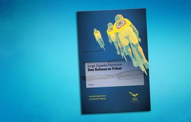 Buchcover mit drei gelben Radfahrern auf dunklem Hintergrund. Titel 'Das Schwarze Trikot' von Jorge Zepeda Patterson auf blauer Fläche.