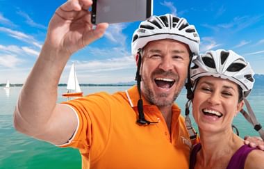 Vor einem schönen seeblauen Hintergrund kommt man auf dem Selfie richtig gut zur Geltung (Bild: Pedalo)