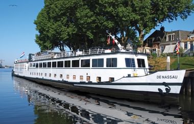 Die 72 Meter lange und 8 Meter breite DE Nassau vor Anker (Bild: Boat Bike Tours)