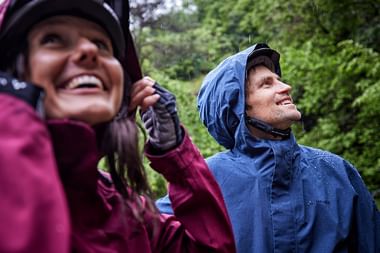 Am besten gleich die Gelegenheit zum Erwerb eines schicken allwettertauglichen Outfits nutzen (Bild: Vaude, J. Zumpfe)