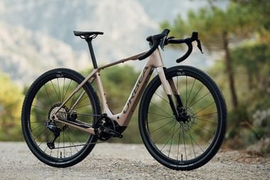 E-xtra-Schwung gefällig? Schotter und Strom muss kein Widerspruch sein (Bild: orbea.com, pd-f)