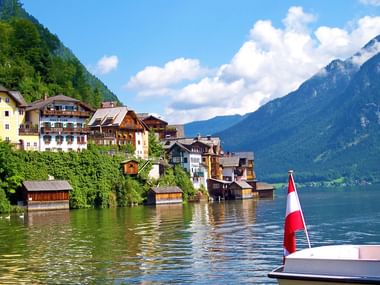 Blick auf Hallstatt mit Bergpanorama